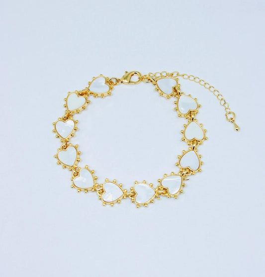 Pulsera Corazones  con corazones dorados enlazados, cadena en cover gold rodinado y broche ajustable.