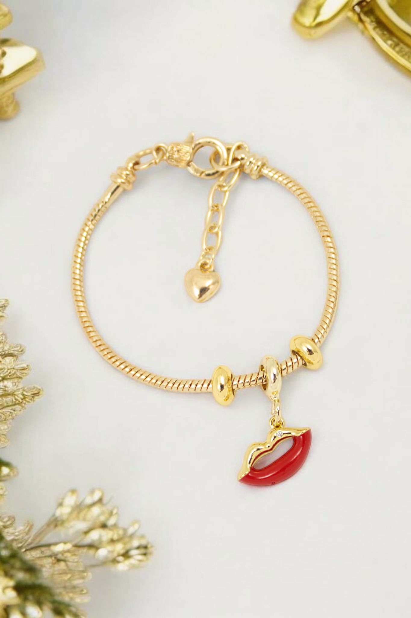 Pulsera Besito Guaya Dorada rodinada con dije pintado y lacado