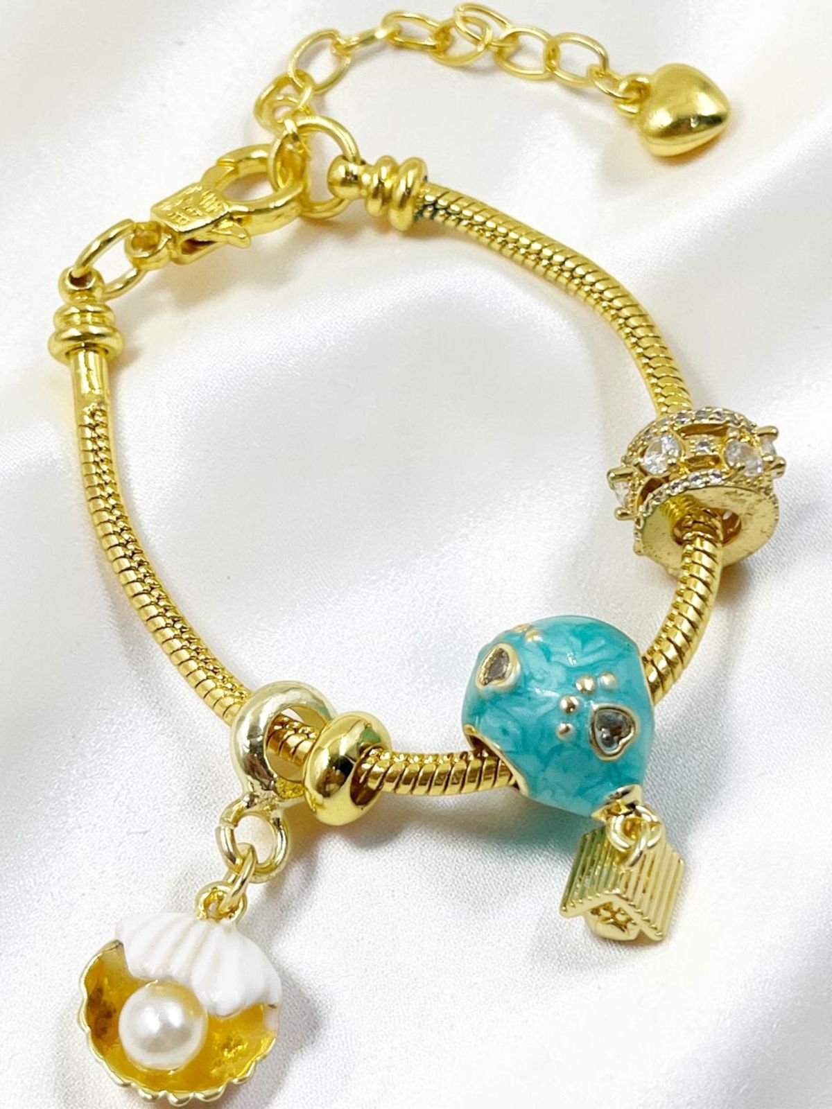 Pulsera juvenil con guaya rodinada, dijes esmaltados y microcircones – Ajustable con extensión y broche pico loro