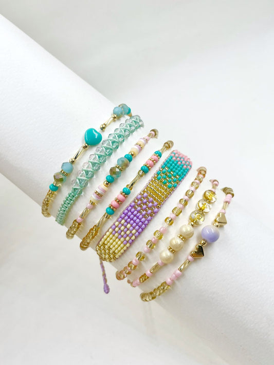 Pulsera Cuentas de Ensueño tejida en macramé y telar con cristales, balines dorados y corazón turquesa