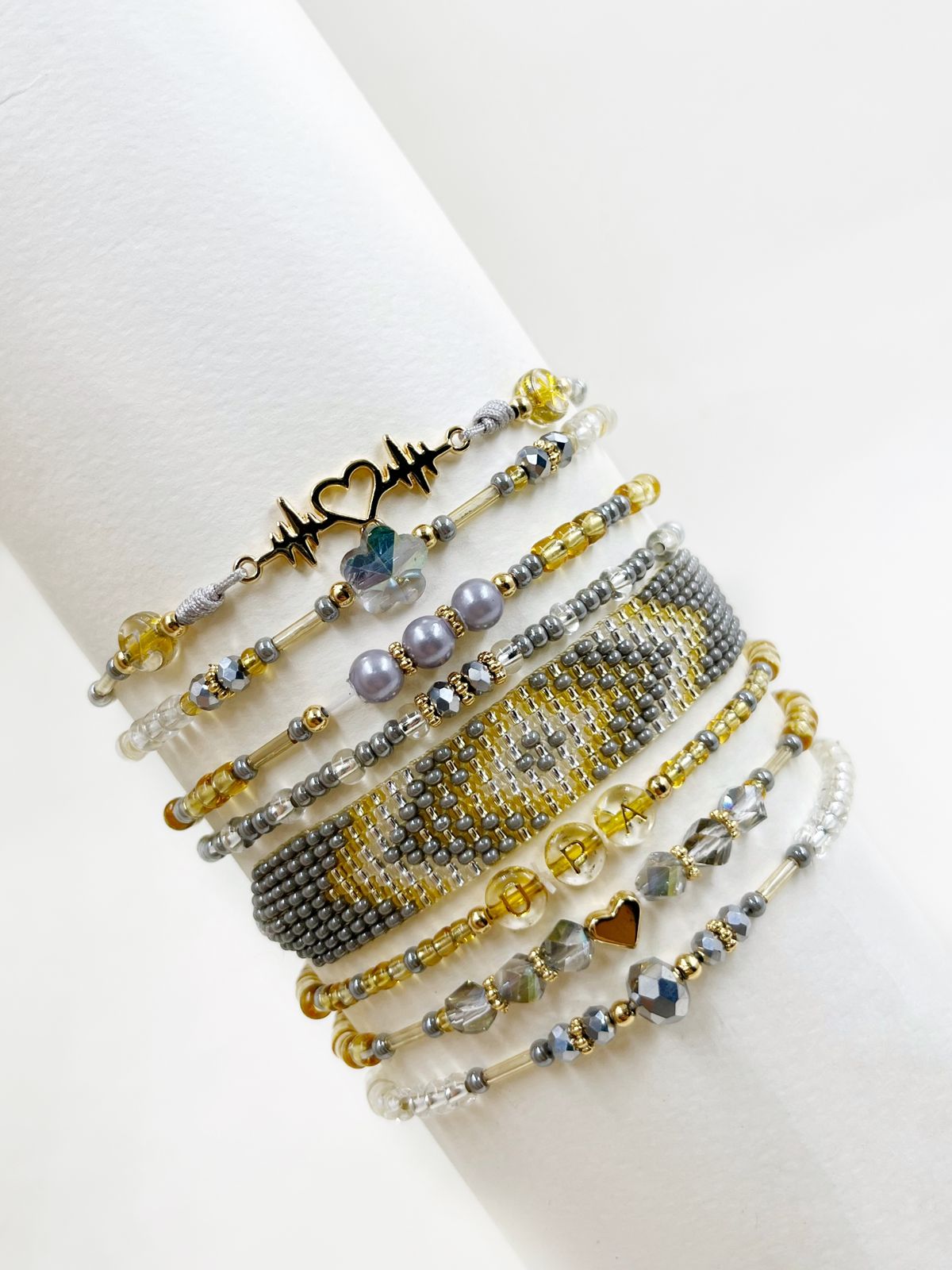 Pulsera Eclipse Brillante tejida en telar y nylon con cristales, acrílicos perlados y detalles dorados