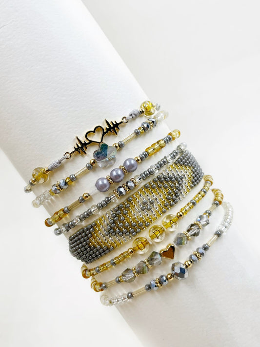 Pulsera Eclipse Brillante tejida en telar y nylon con cristales, acrílicos perlados y detalles dorados