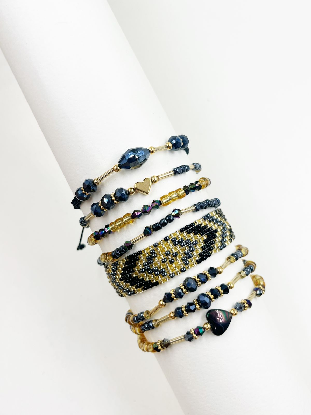 Set de pulseras artesanales con 8 vueltas en telar, macramé y seda de nylon elástico, adornadas con cristales, corazón acerinado y detalles dorados – Ajustables