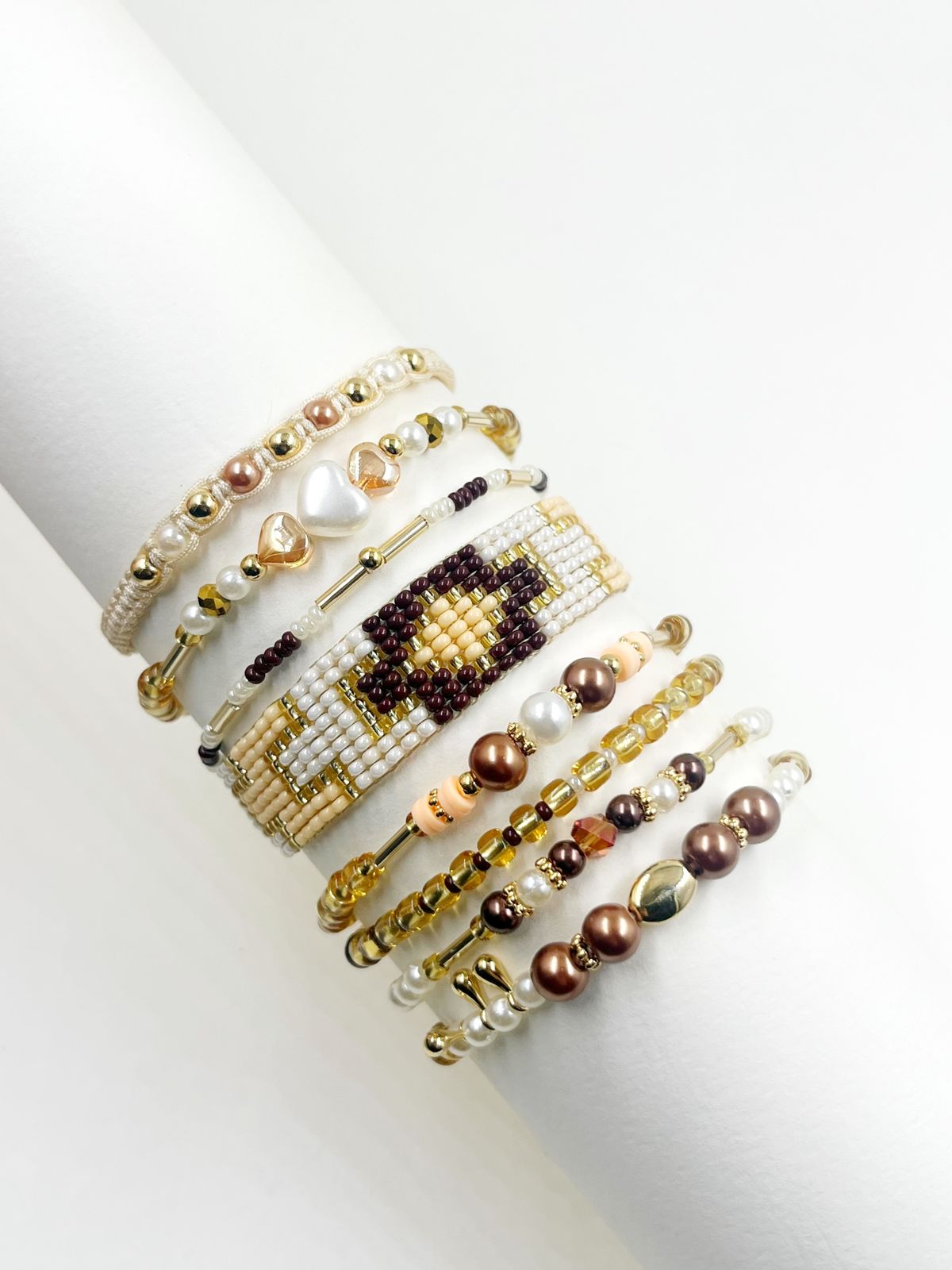 Pulsera tejida en telar y macramé con mostacilla checa, cristales rondel y baño de oro 18k – Ajustable