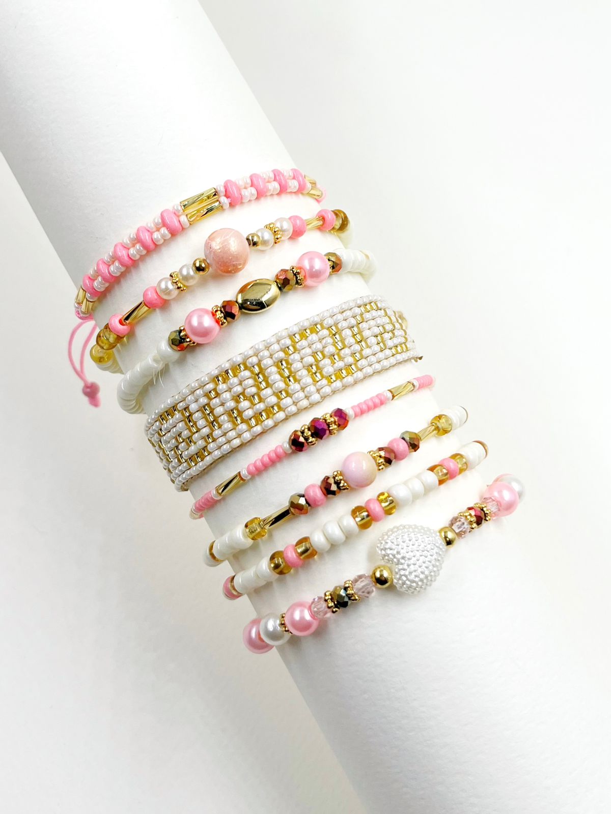 Set de pulseras artesanales con 8 vueltas en telar, macramé y seda de nylon elástico, adornadas con cristales, corazones y detalles dorados – Ajustables