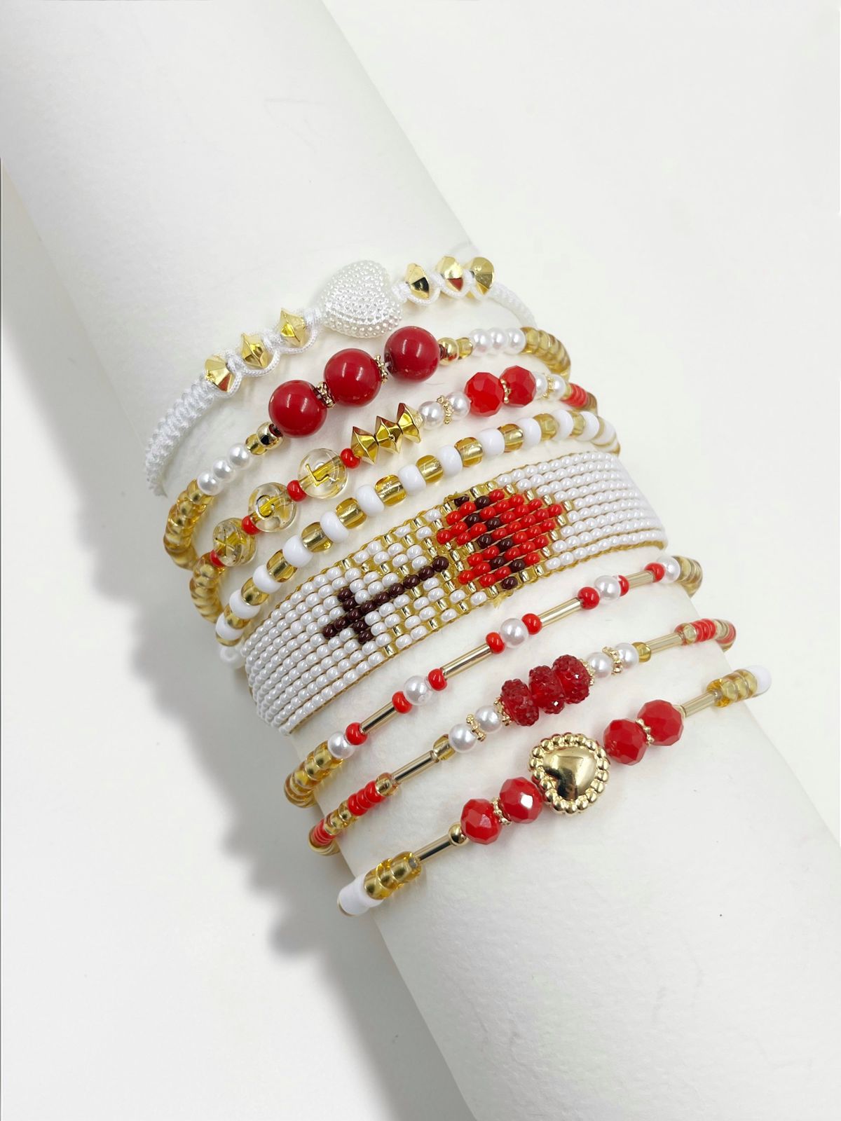 Maxipulsera sagrado corazón de Jesús artesanal multivueltas con cristales esmaltados, chaquiras y corazones dorados.