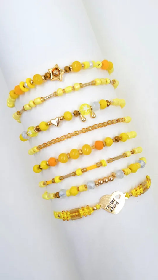 Pulsera Cállame a Besos tejida en macramé con placa dorada, cristales amarillos