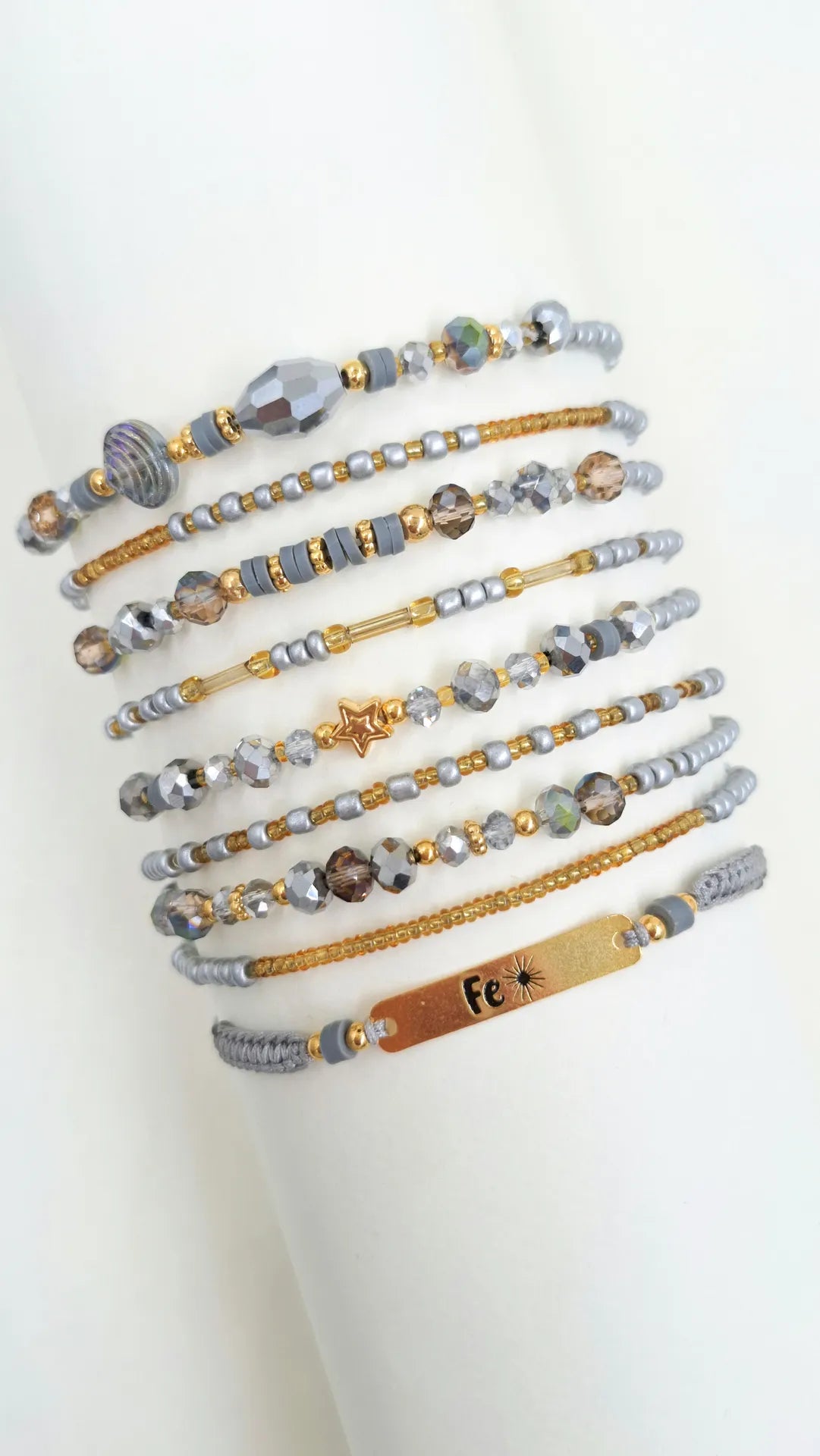 Pulsera Fe tejida en macramé con placa dorada