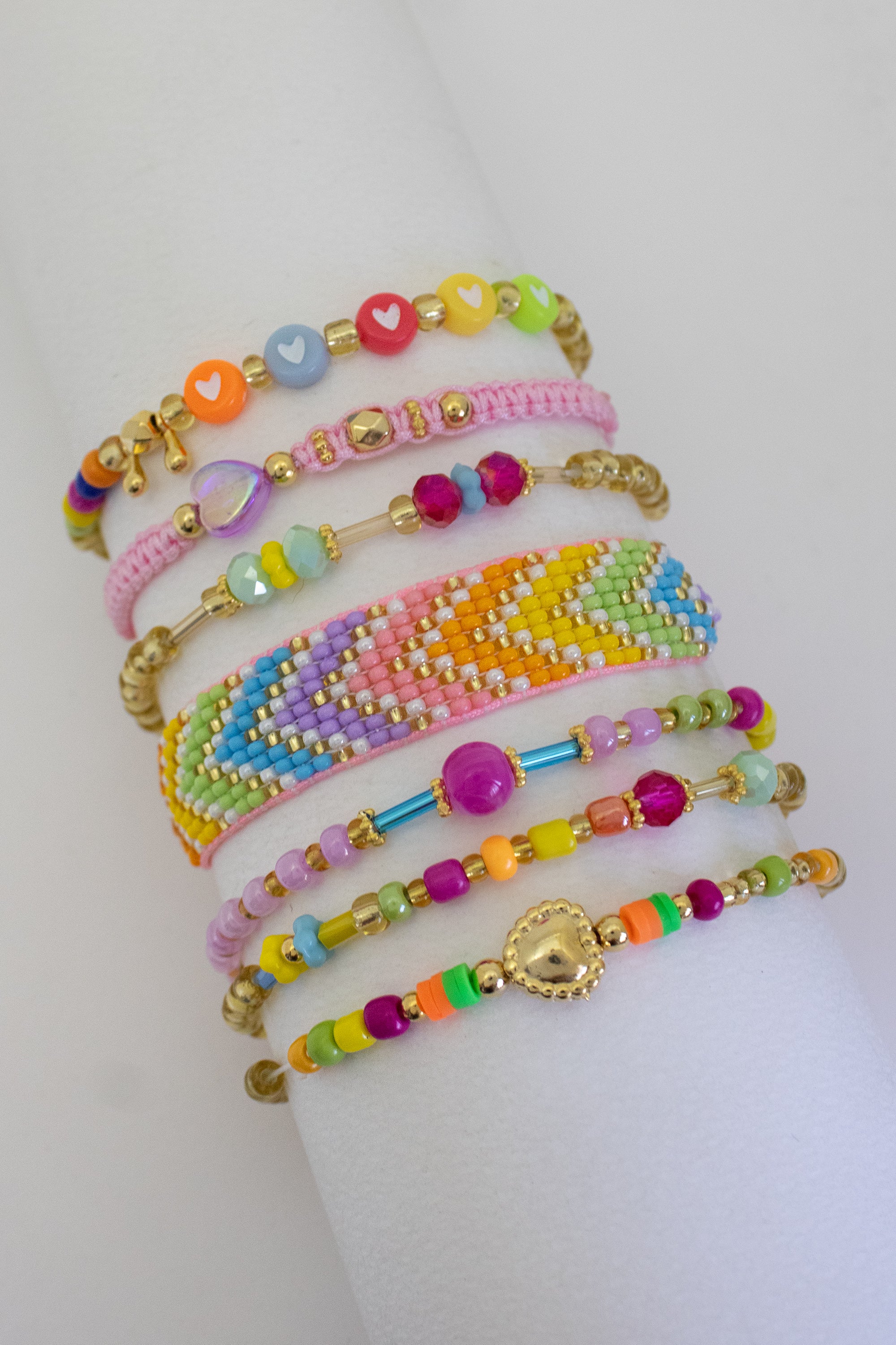 #PulseraRainbow
#PulseraArtesanal
#AccesoriosVibrantes
#MostacillaCheca
#CristalesMurano
#EstrellaFósil
#JoyeríaColombiana
#PulserasExclusivas
#HechoAMano