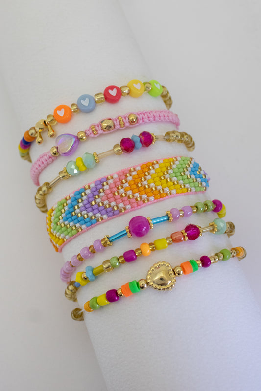 #PulseraRainbow
#PulseraArtesanal
#AccesoriosVibrantes
#MostacillaCheca
#CristalesMurano
#EstrellaFósil
#JoyeríaColombiana
#PulserasExclusivas
#HechoAMano