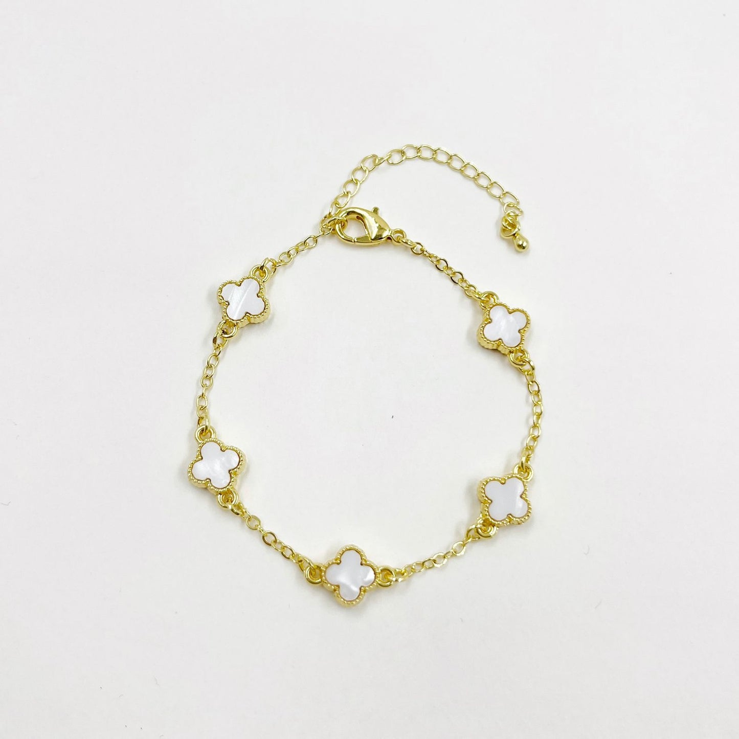 Pulsera Trébol en cadena rodinada con extensión ajustable y broche pico loro en rodio