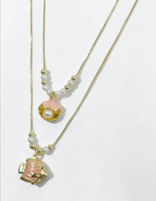 Collar doble con dijes de pez y concha marina, diseño inspirado en el océano para mujer.