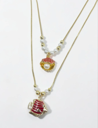 Collar doble con dijes de pez y concha marina, diseño inspirado en el océano para mujer.