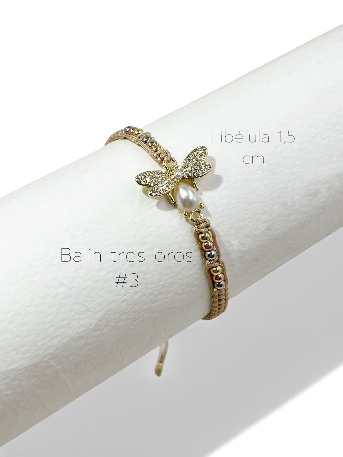 Pulsera artesanal de macramé con dije de libélula, microcircones, perla acrílica ovalada y separadores esféricos diamantados.
