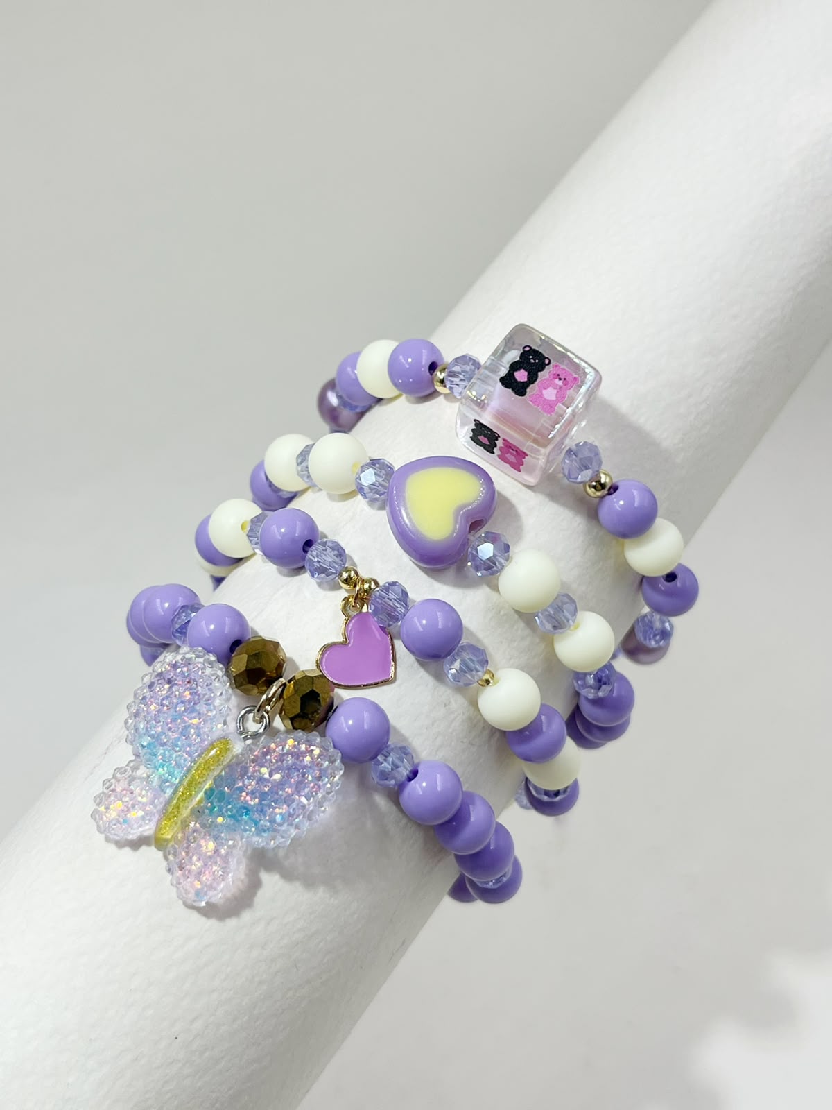 Pulsera chunky de esferas acrílicas con dijes de corazones, cubo dinámico y maxi dije granulado