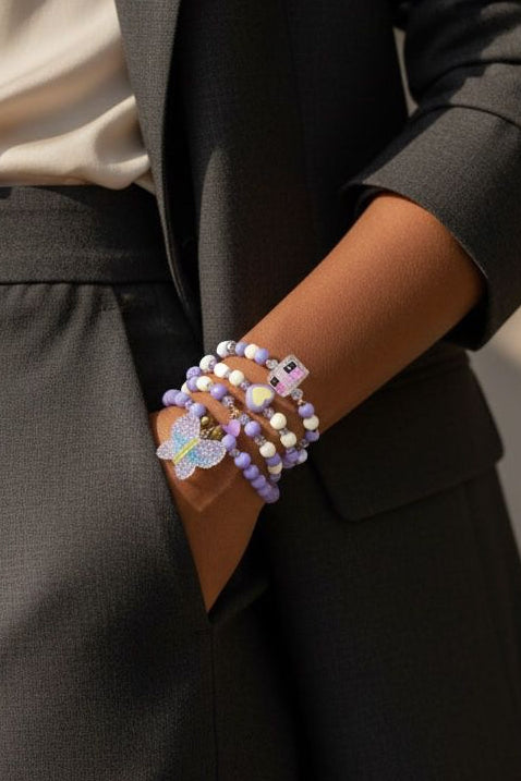 Pulsera chunky de esferas acrílicas con dijes de corazones, cubo dinámico y maxi dije granulado