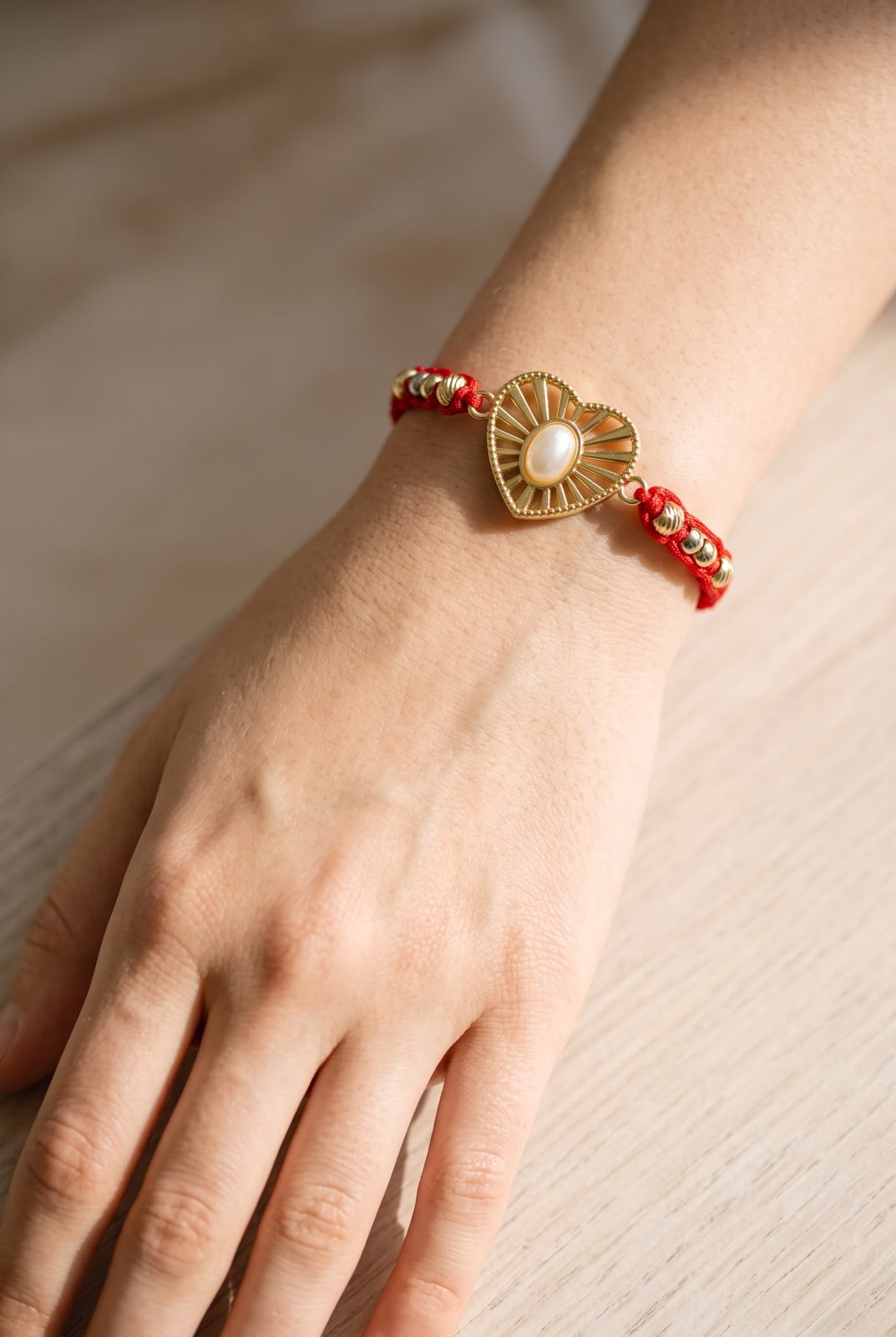 Pulsera artesanal con diseño de corazón calado y detalle central, de estilo delicado y romántico.
