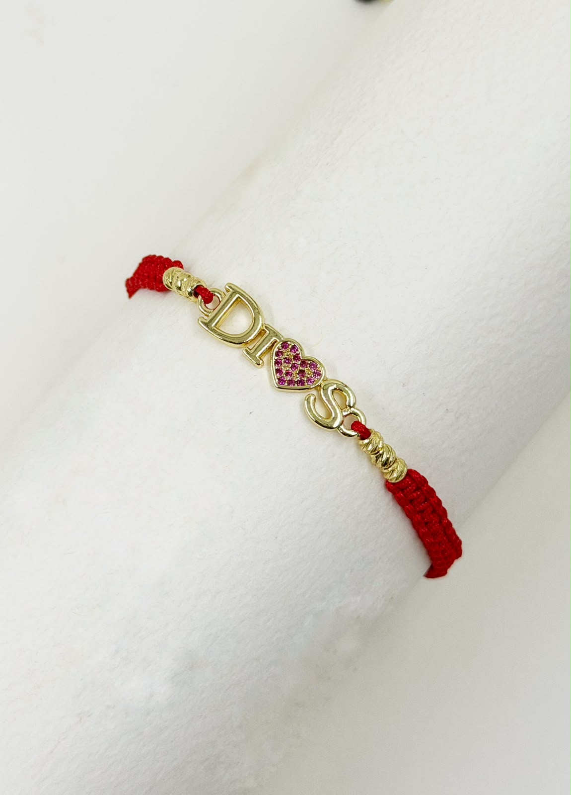 Pulsera artesanal sencilla con dije que lleva la palabra Dios, de diseño delicado y significativo.