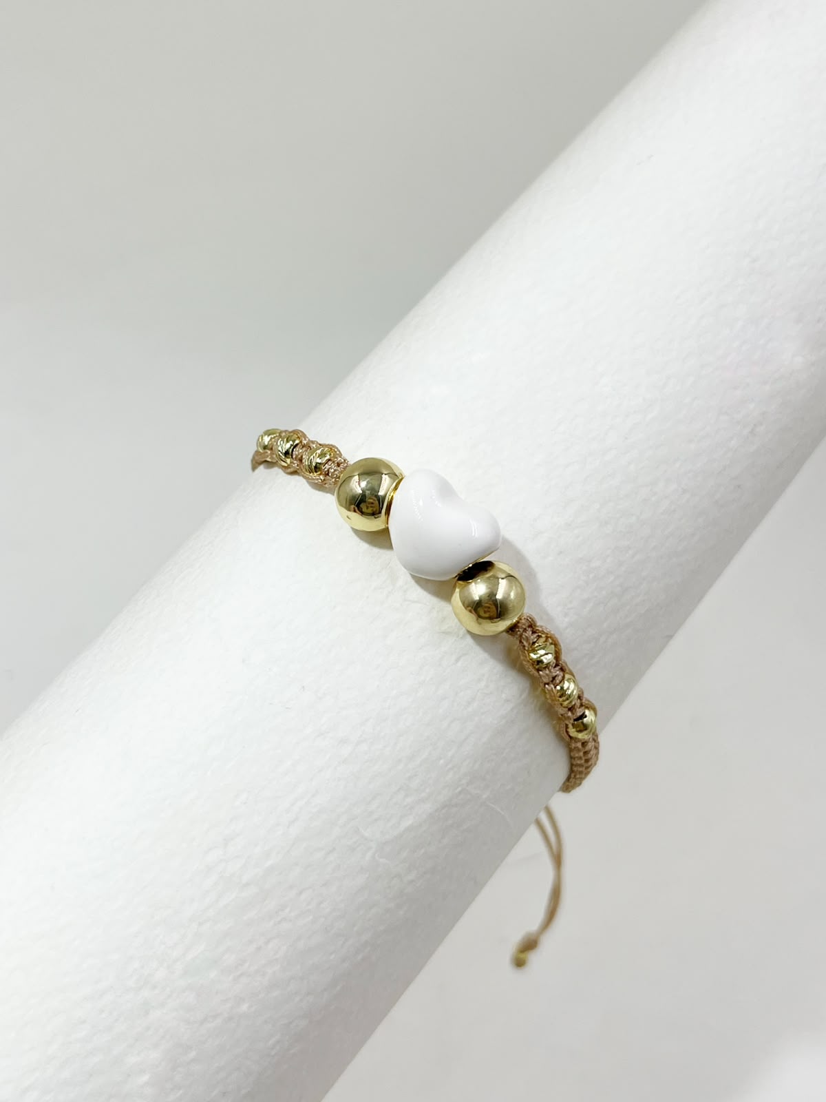 Pulsera artesanal con dije de corazón voluminoso y diseño delicado. Una pieza romántica, moderna y versátil para complementar tu estilo.