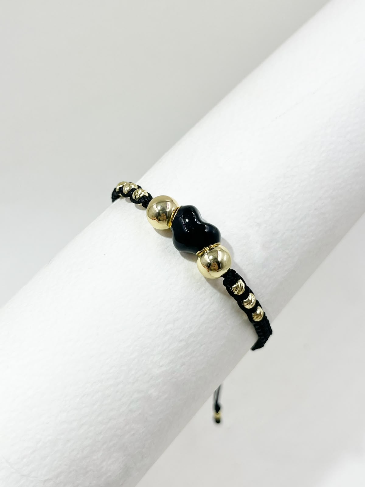 Pulsera artesanal con dije de corazón voluminoso y diseño delicado. Una pieza romántica, moderna y versátil para complementar tu estilo.