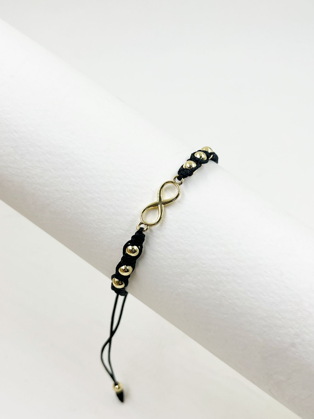 Pulsera artesanal con dije de infinito, de diseño delicado y elegante.