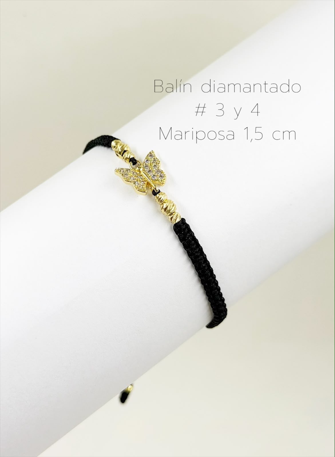 Pulsera artesanal con dije de mariposa, de diseño delicado y elegante.