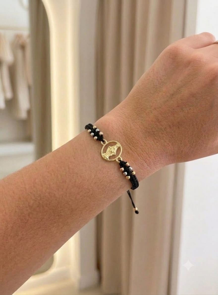Pulsera artesanal con dije de la Virgen de la Milagrosa, de diseño calado y delicado.