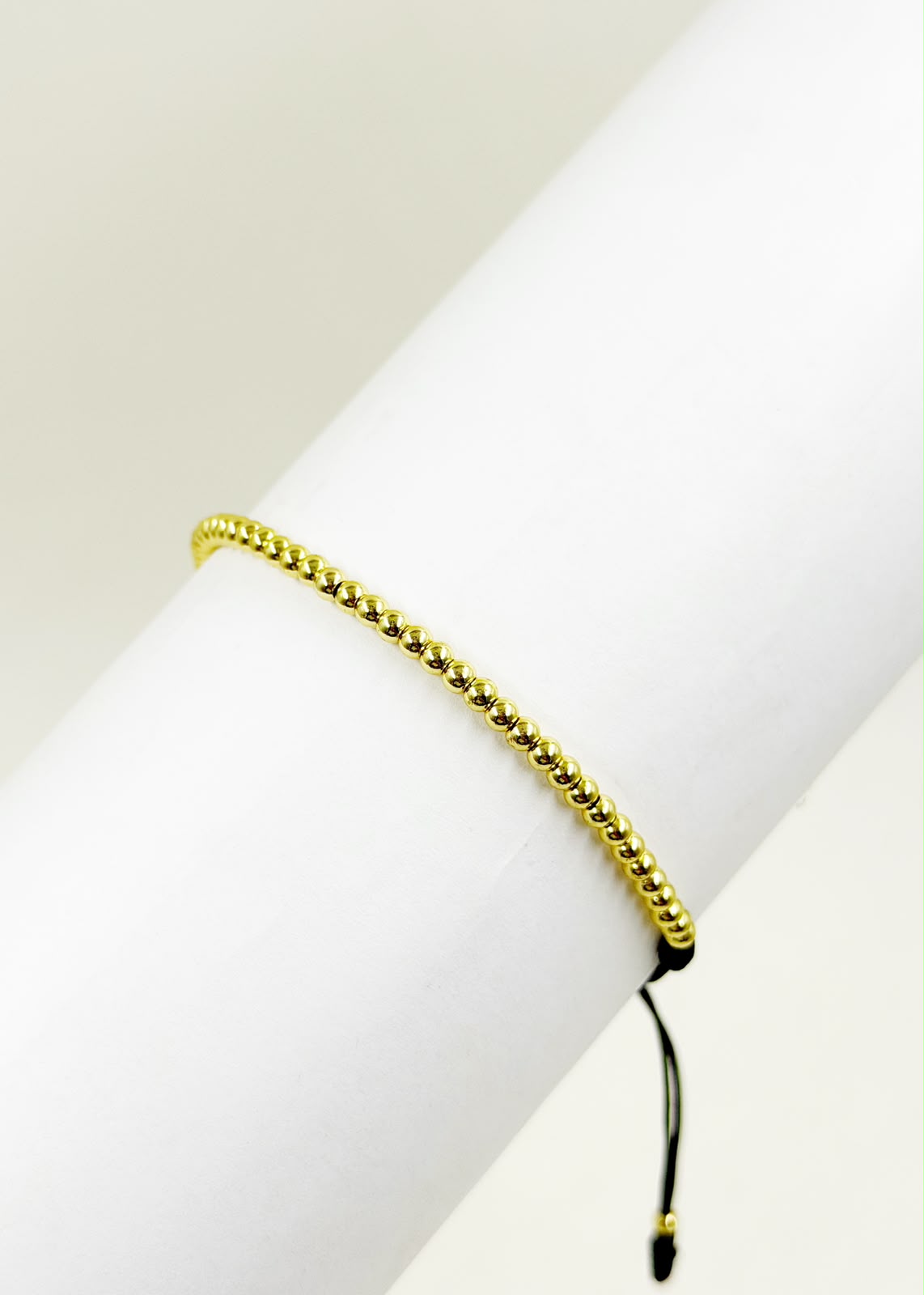 Pulsera artesanal elaborada completamente con balines, de diseño sencillo y minimalista.
