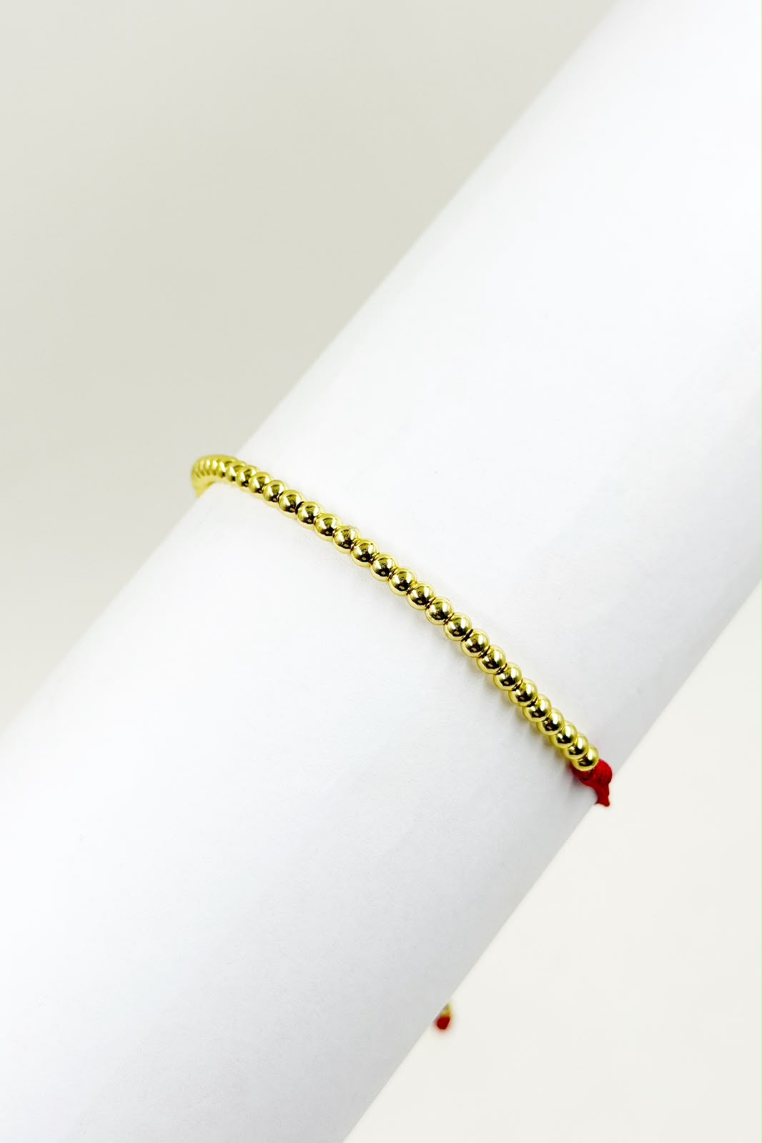 Pulsera artesanal elaborada completamente con balines, de diseño sencillo y minimalista.