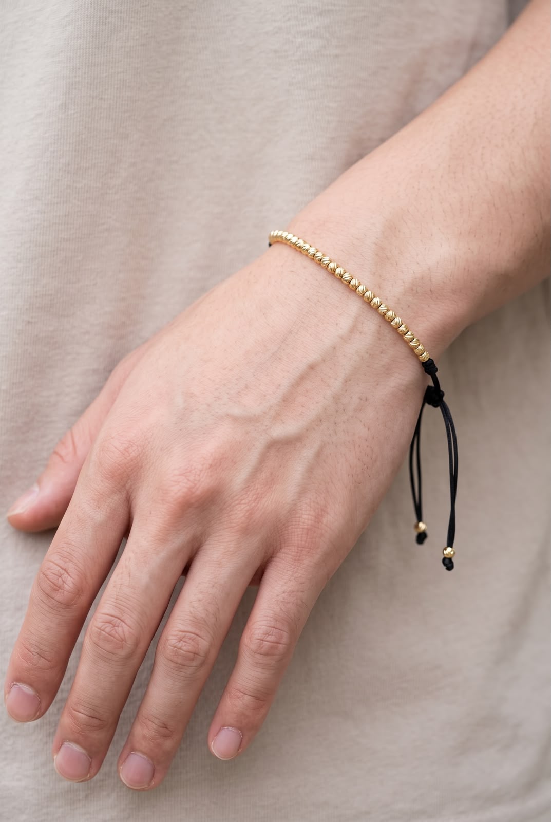 Pulsera artesanal elaborada completamente con balines, de diseño sencillo y minimalista.
