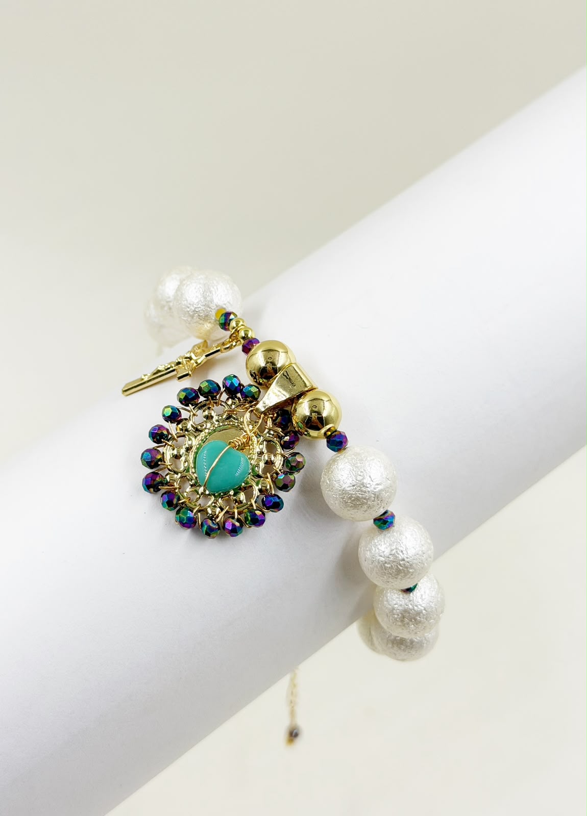 Pulsera con dije central y detalles decorativos, de diseño delicado y femenino.