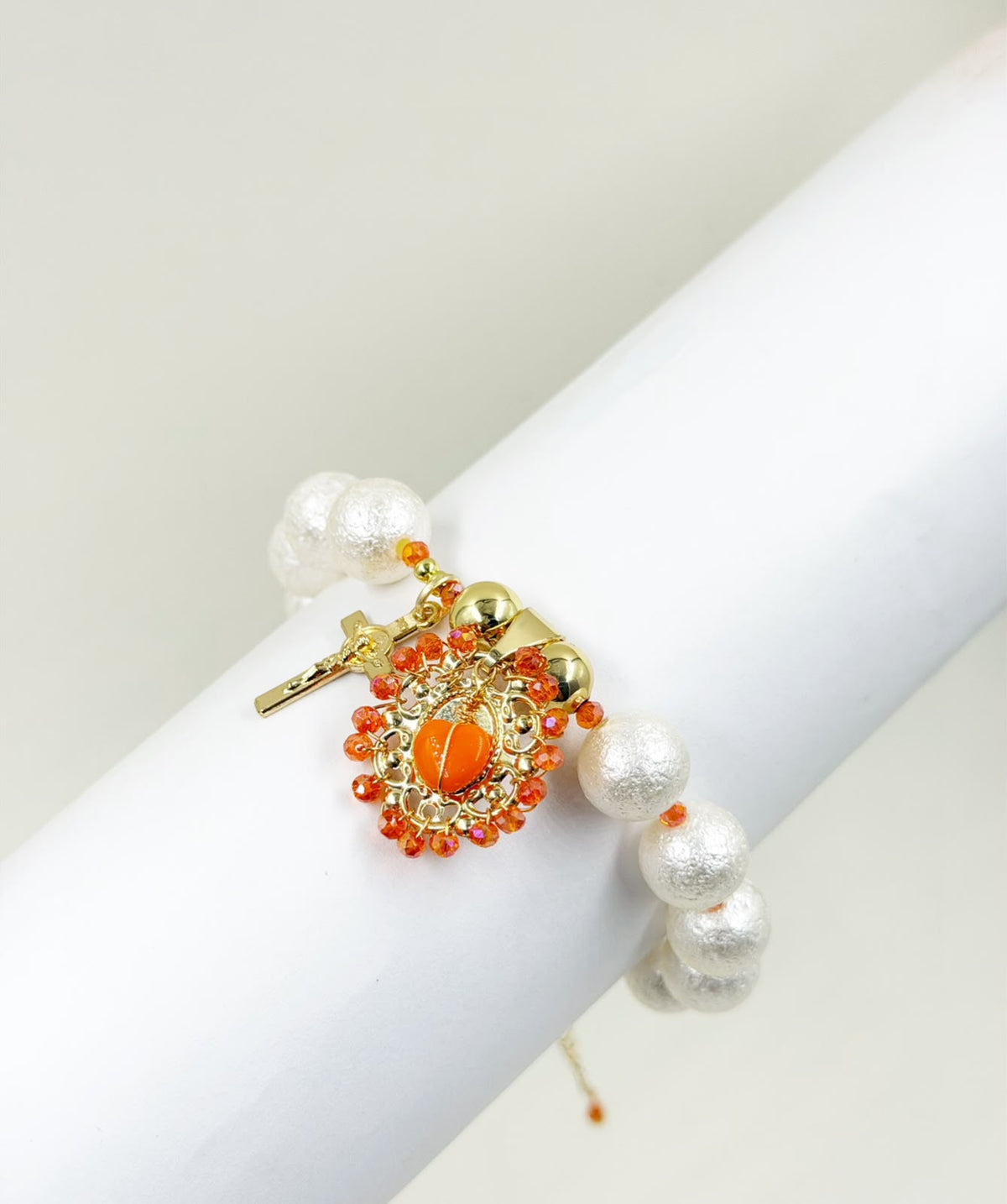 Pulsera con dije central y detalles decorativos, de diseño delicado y femenino.