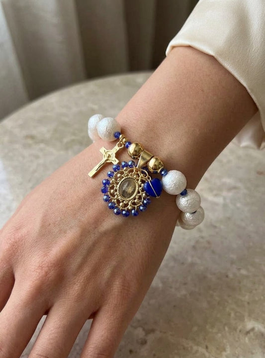 Pulsera con dije central y detalles decorativos, de diseño delicado y femenino.