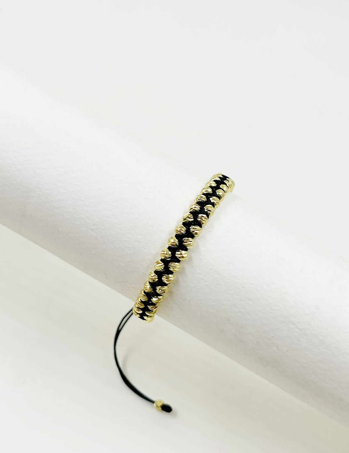 Pulsera artesanal sencilla con dos filas de balines y diseño minimalista.