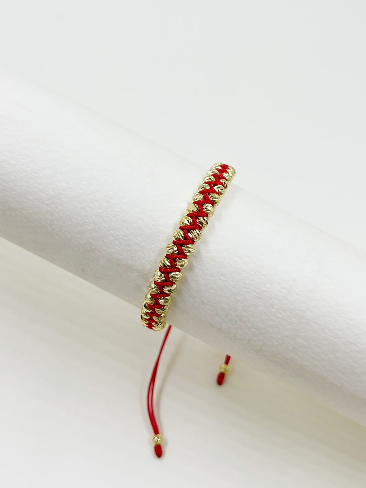 Pulsera artesanal sencilla con dos filas de balines y diseño minimalista.