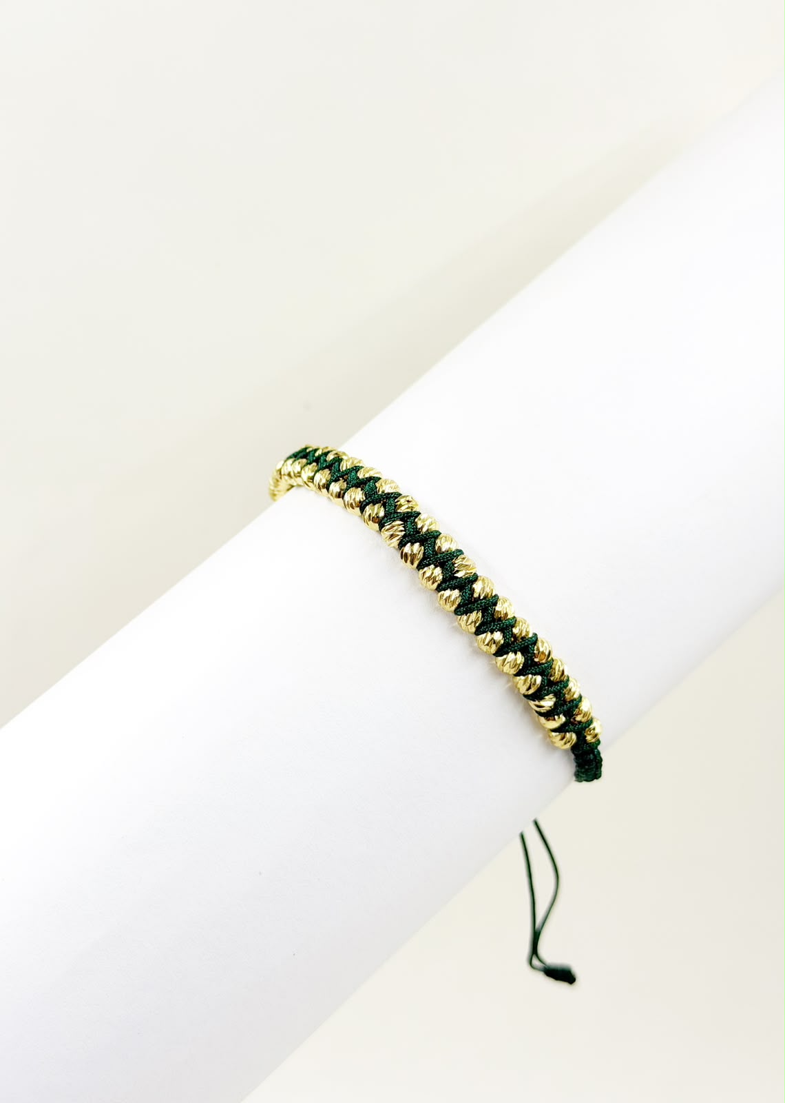 Pulsera artesanal sencilla con dos filas de balines y diseño minimalista.