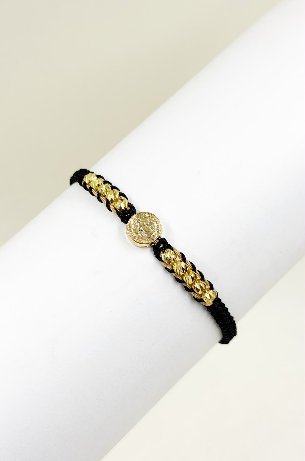pulsera con dije de San Benito