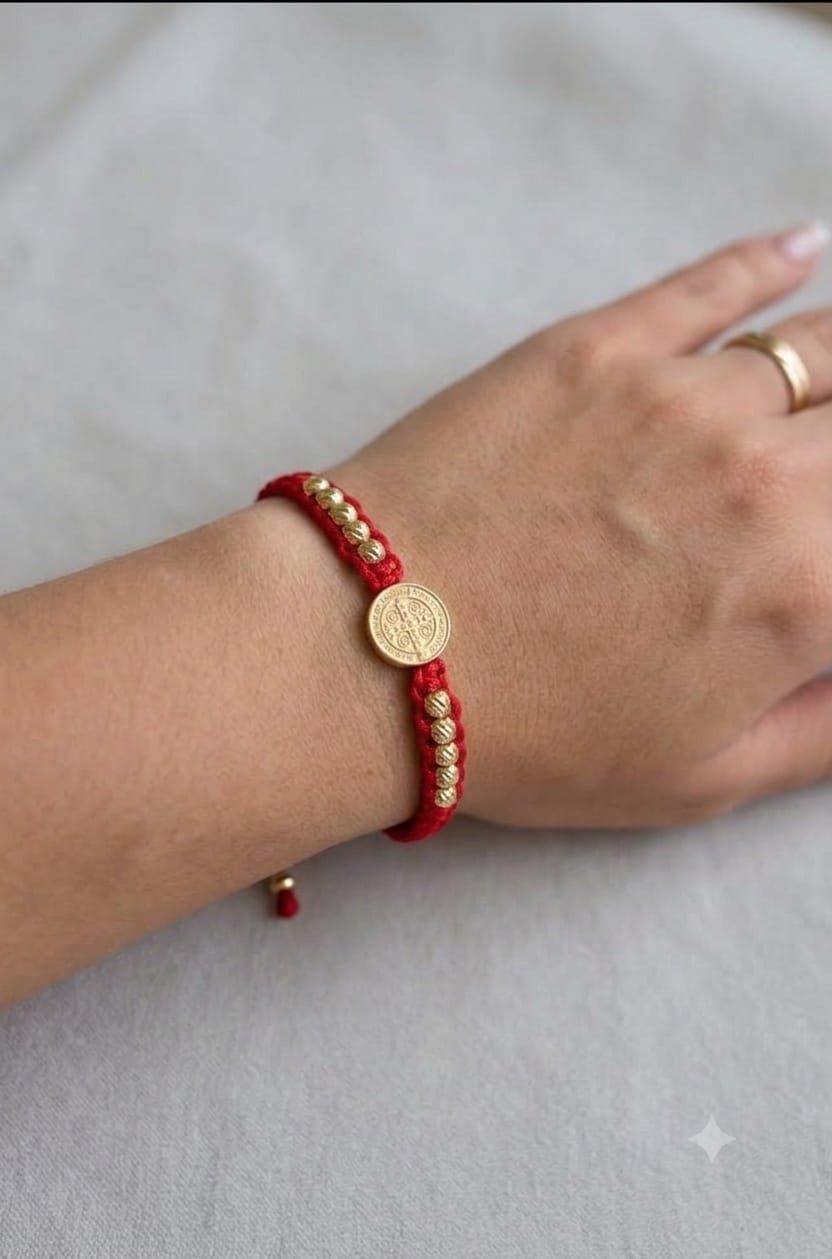 pulsera con dije de San Benito