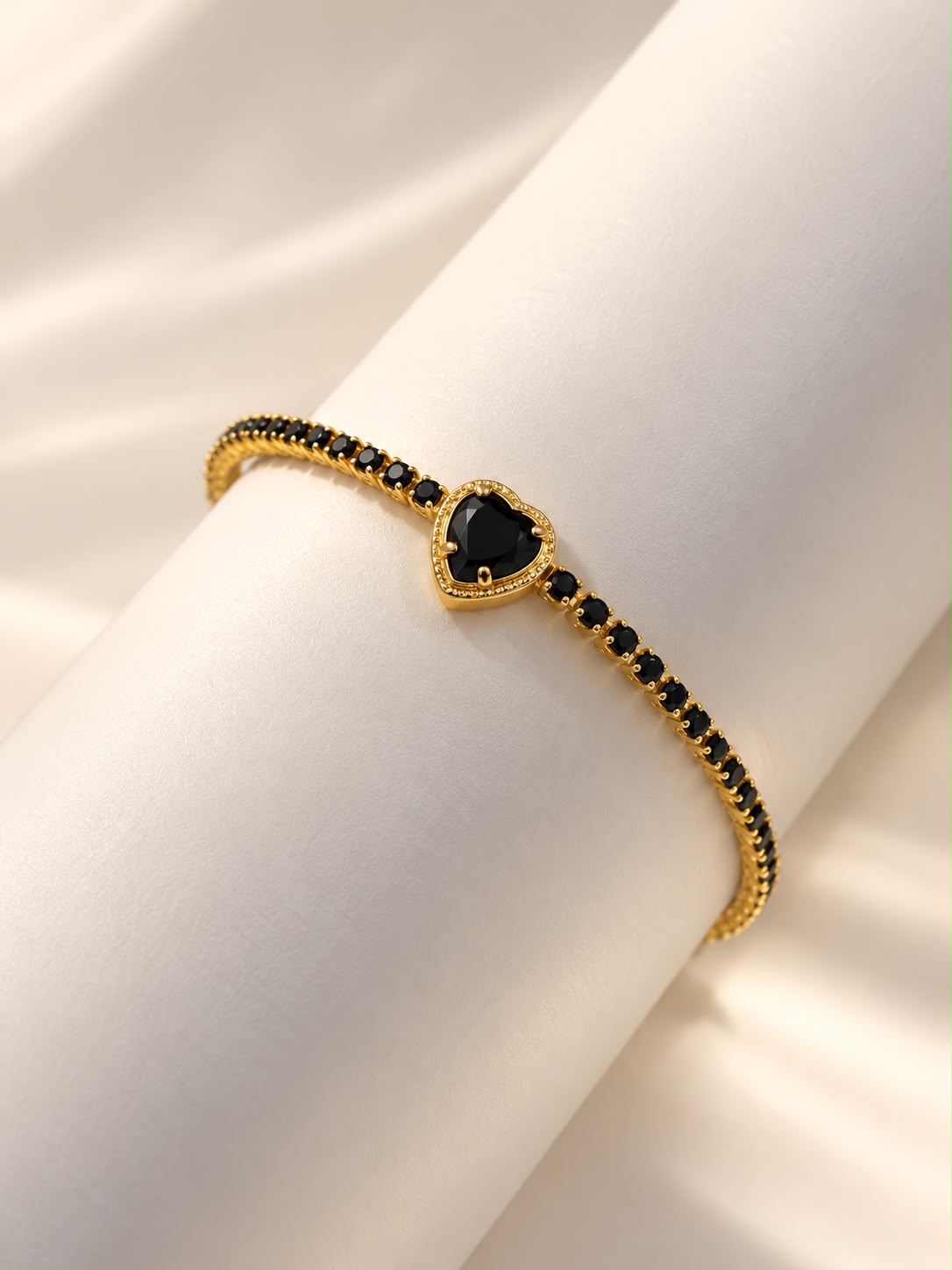 Pulsera de diseño delicado con corazón central.