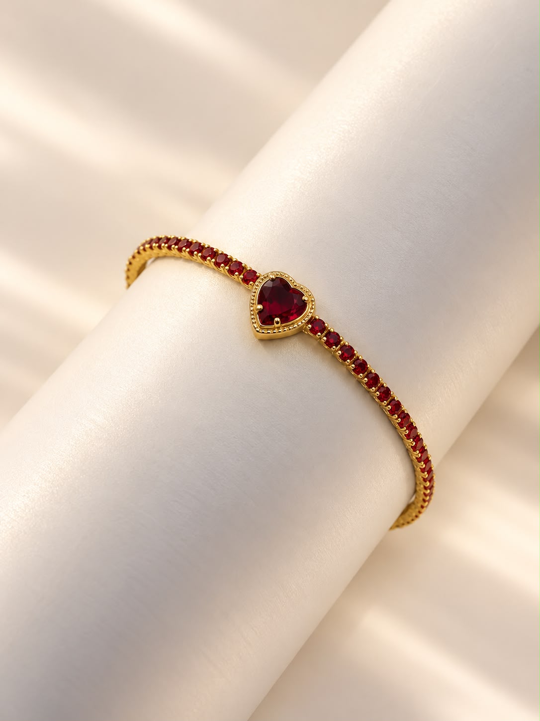 Pulsera de diseño delicado con corazón central.
