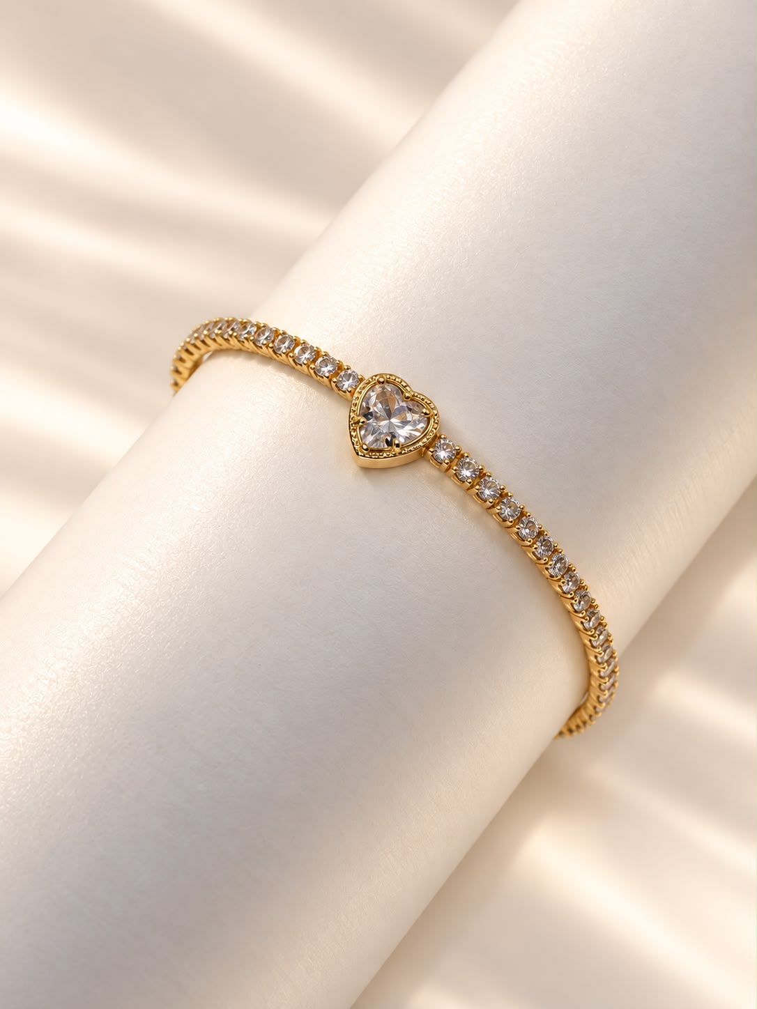 Pulsera de diseño delicado con corazón central.