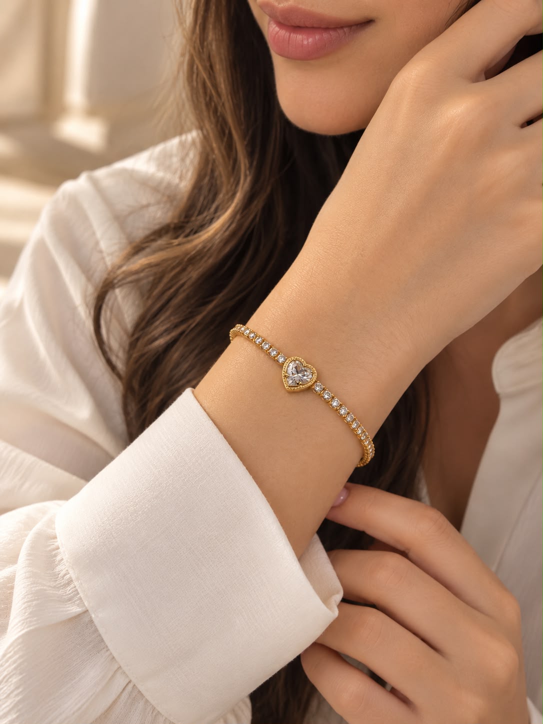 Pulsera de diseño delicado con corazón central.