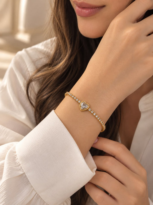 Pulsera de diseño delicado con corazón central.