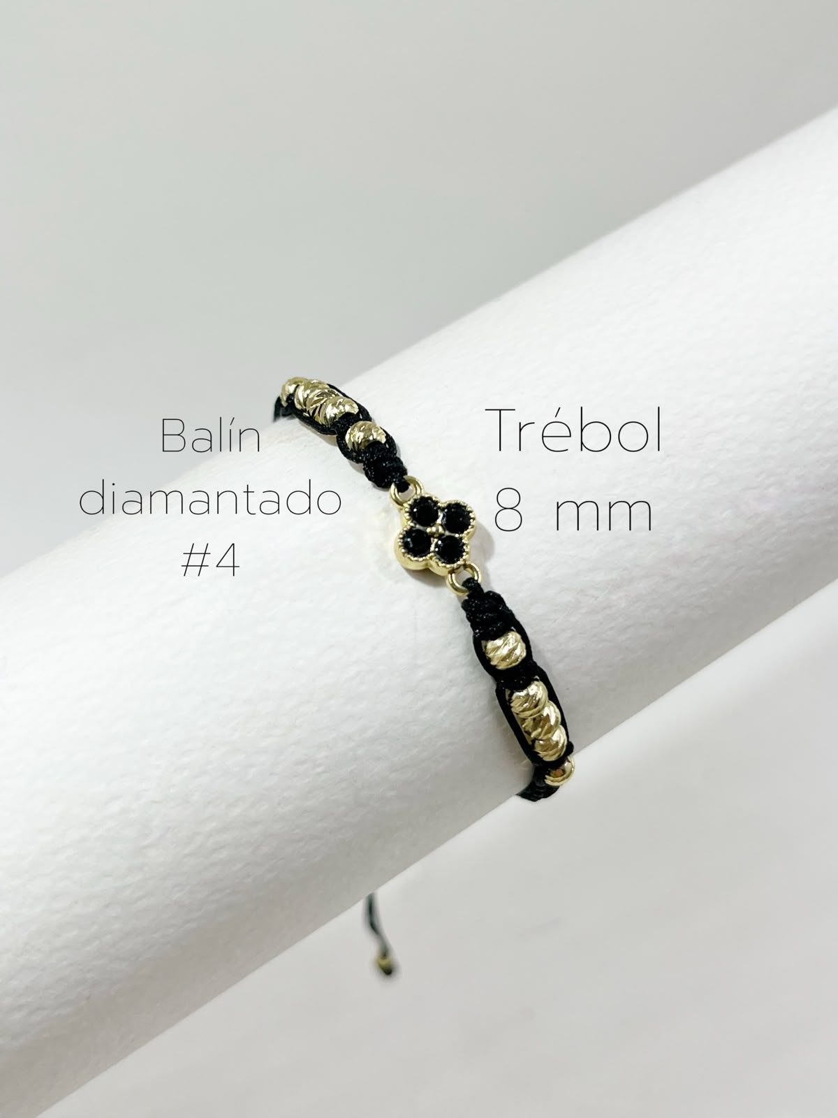 Pulsera artesanal con dije de trébol de cuatro hojas, de diseño delicado y elegante.