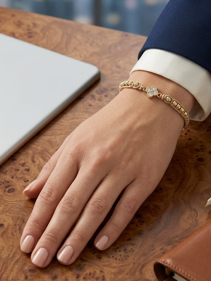 Pulsera artesanal con dije de trébol de cuatro hojas, de diseño delicado y elegante.