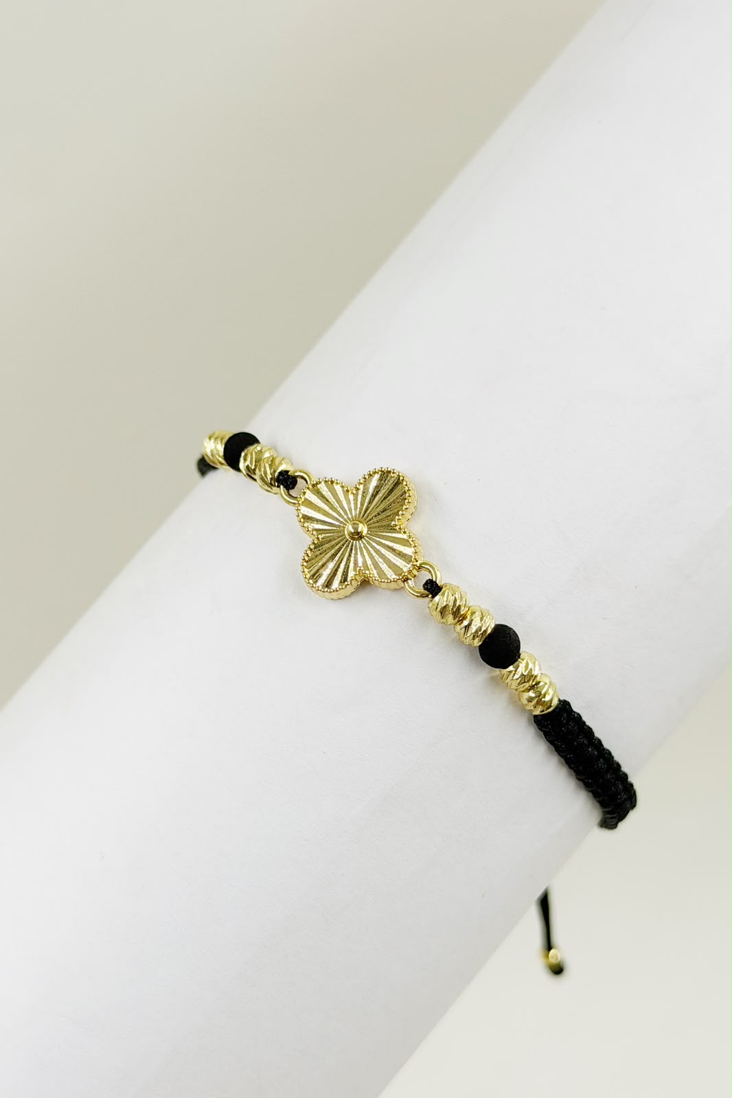 
Pulsera artesanal con dije de trébol de cuatro hojas y diseño delicado.
