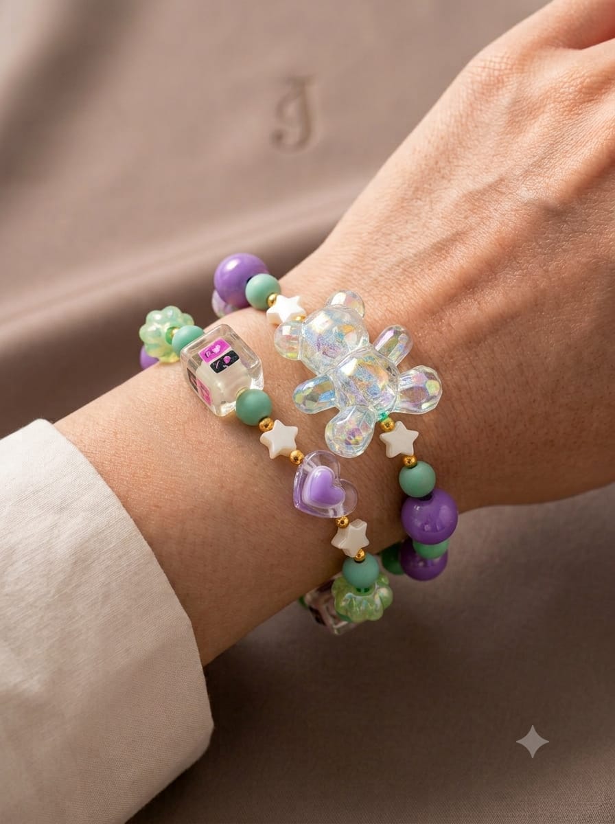Pulsera de cuentas con estrellas, separadores decorativos y dije de oso.
