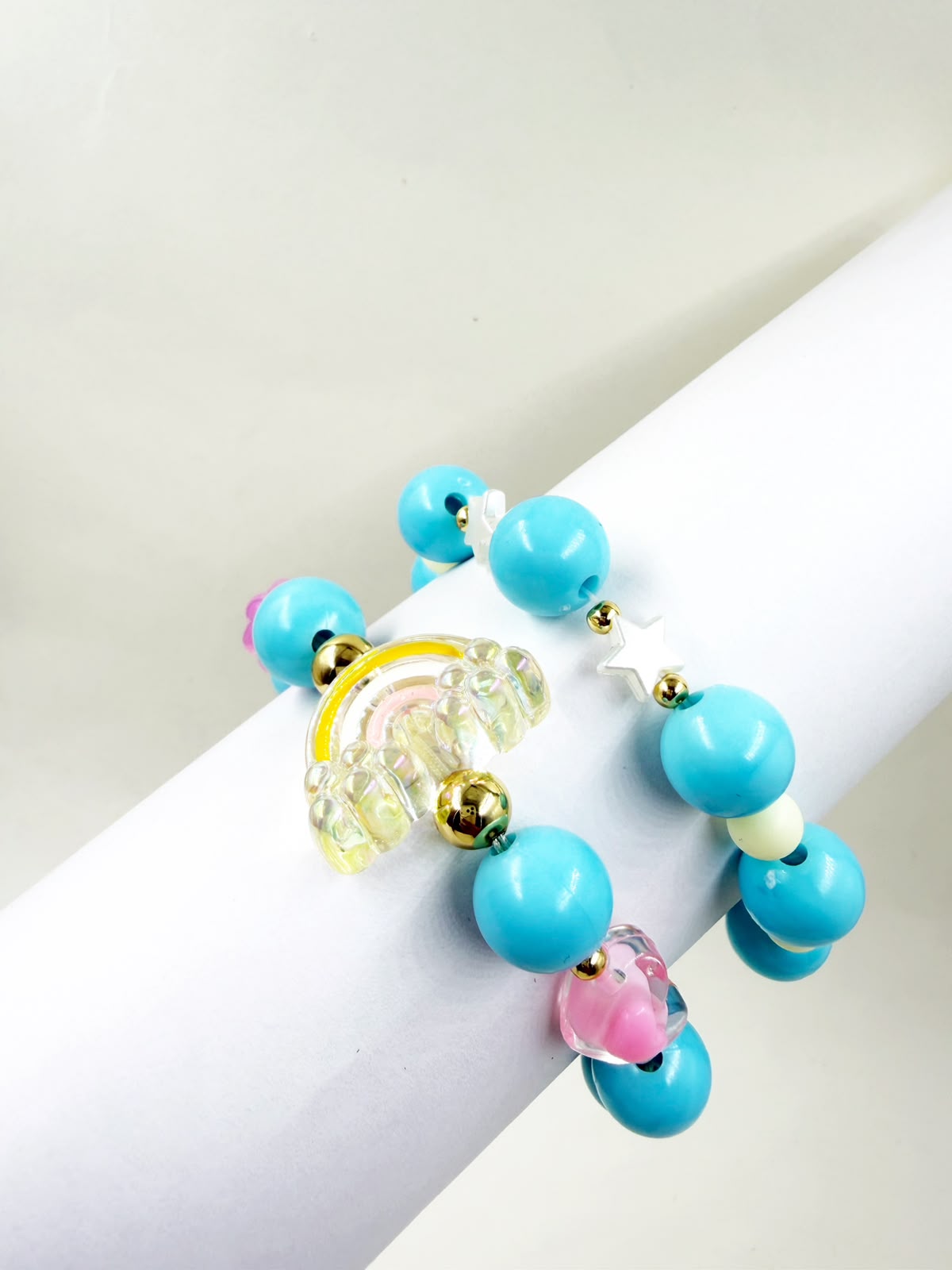 Pulsera de cuentas con detalles de arcoíris y moritas.