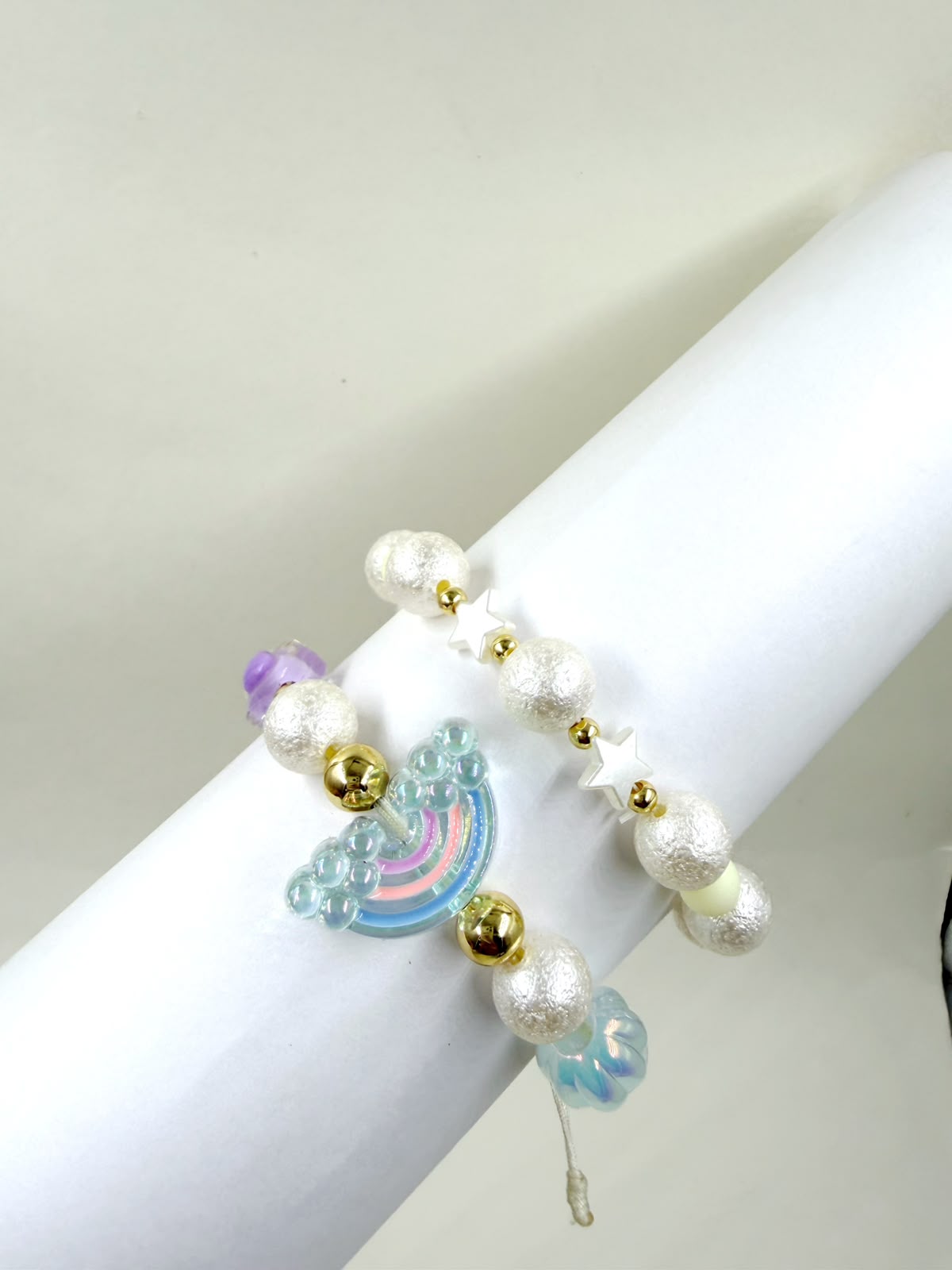 Pulsera de cuentas con detalles de arcoíris y moritas.