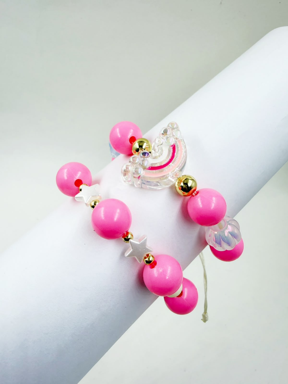Pulsera de cuentas con detalles de arcoíris y moritas.